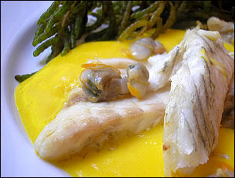 Branzino in salsa allo zafferano e samphire
