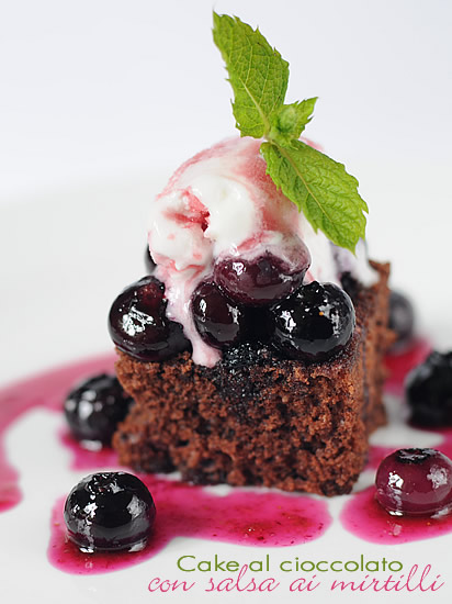 Cake al cioccolato e noci con salsa ai mirtilli