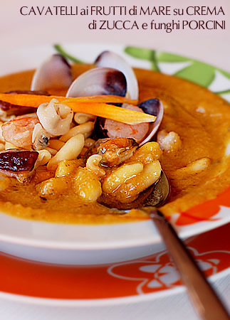 Cavatelli ai frutti di mare su crema di zucca e funghi porcini