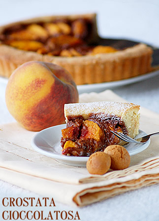 Crostata di pesche al cioccolato e all'amaretto