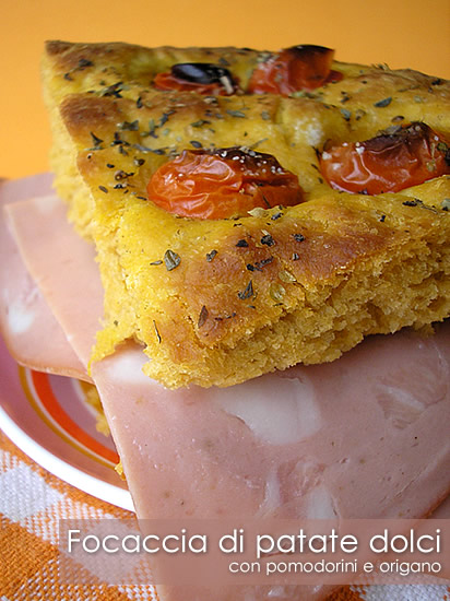 Focaccia di patate dolci con pomodorini e origano