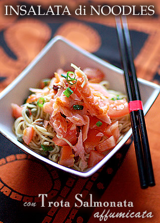 Insalata di noodles e trota salmonata affumicata