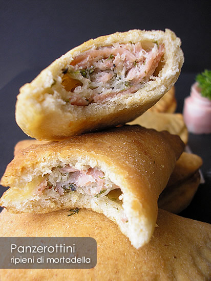 Panzerottini ripieni di mortadella