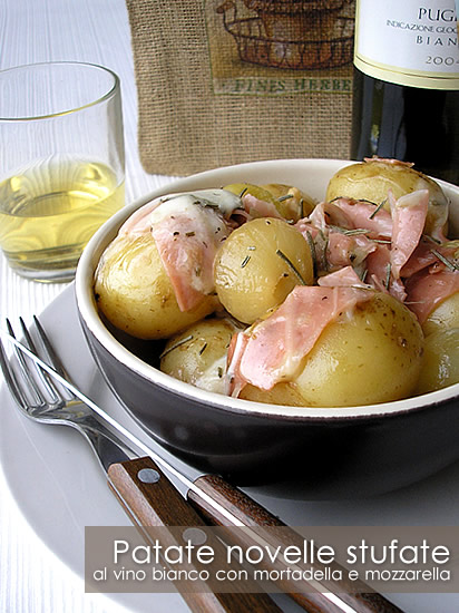 Patate novelle stufate al vino bianco con mortadella e mozzarella