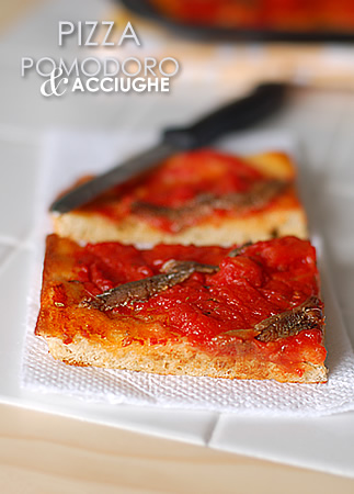 Pizza con pomodoro e acciughe