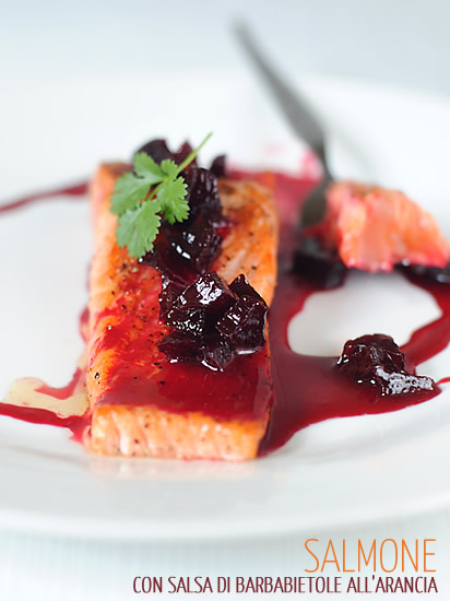 Salmone con salsa di barbabietole all'arancia