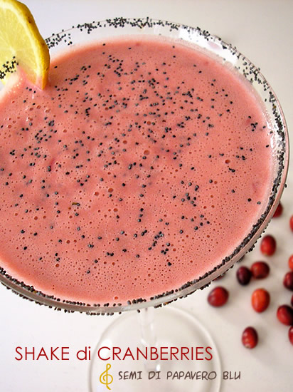 Shake di cranberries e semi di papavero blu