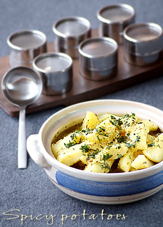 Patate speziate in salsa di yogurt