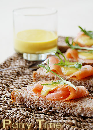 Tartine di salmone affumicato con mostarda al miele