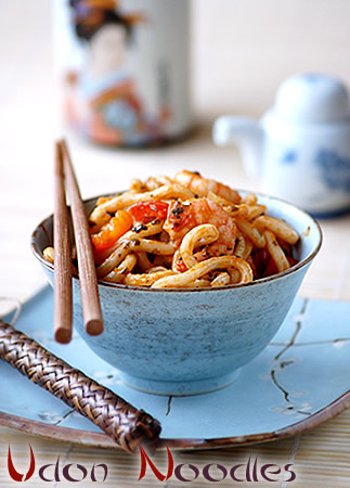 Udon noodles al curry con gamberi